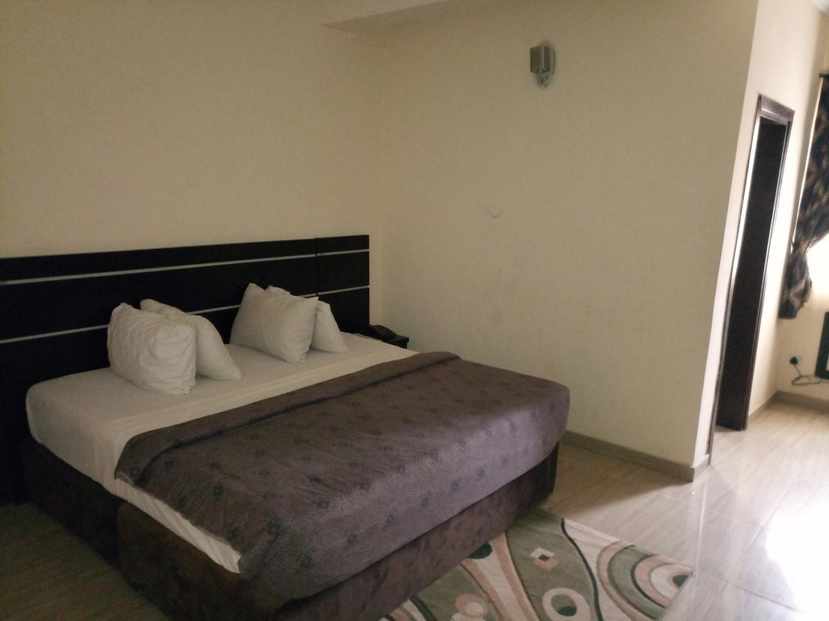 Hotel Benizia Asaba Ngoại thất bức ảnh